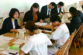 食材やメニューを検討する武内会長(奥列左)や調理師ら(上)と、アレルギー対応メニュー=5日午後、ビーチホテルサンシャイン