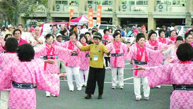 郷友と地元住民のパレードなどが行われた2013年の「全国のやいまぴとぅ大会」(八重山広域市町村圏事務組合提供)
