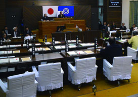 午前10時30分ごろの議場。与党は出席した今村被告の対応のため、別室で協議中。今村被告は着席した=4日、市議会議場