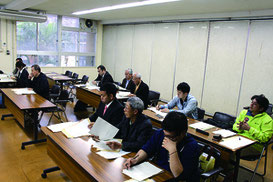 説明を受ける候補者や代理人ら=29日、石垣市役所会議室