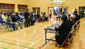 川原地区住民との意見交換会が開かれた=26日夜、同小体育館