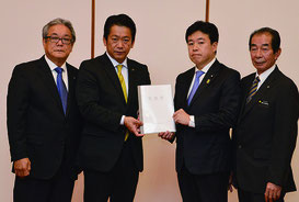 八重山市町会が鶴保沖縄担当相に要請書を手渡した=21日、市内ホテル