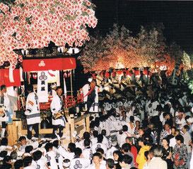 國津比古命神社と櫛玉比賣命神社の秋祭りでは市内各町氏子地域から約30台のだんじりが鐘と太鼓をけたたましく鳴らして馬場を練りあう。画像は市制40周年を記念して北条高校前で行われた「だんじり統一かきくらべ」の模様。画像出典：平成10年10月10日亀井浩二氏提供 北条市合併記念誌2004/北条市発行