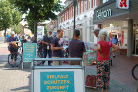 (Foto: Roland Meyer) Im Kreis Rotenburg – hier ein Stand in Rotenburg – sind fast 4.000 Unterschriften zusammengekommen. Dafür danken die Initiatoren herzlich.