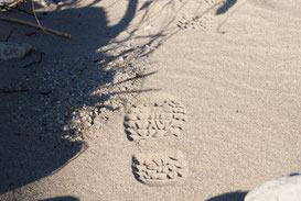 Fußabdrücke im Sand als Symbol für den persönlichen Weg im Männercoaching