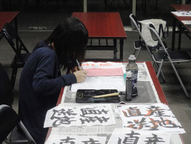日本習字上海支部の受講生　次の段級位を目指して真剣に頑張っている様子
