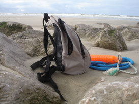 Sac à dos de balade, jouet apportable et longe posés sur un épi, plage de Berck