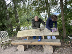 Die Sitzbank wird aufgemöbelt. - Foto: Dr. Nick Büscher