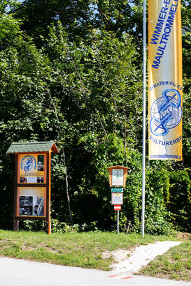 Halte und Parkmöglichkeit für PKW und Busse direkt an der Zufahrtstraße www.maultrommel.at