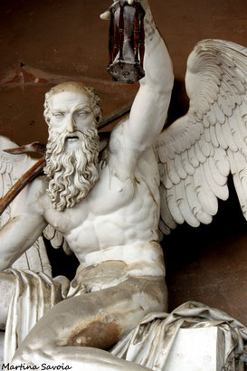 Cimitero della Certosa di Bologna. Un angelo barbuto, già esso stesso raffigurazione del tempo, che tiene in mano una clessidra. 
