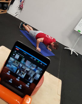 Lockdown Special: Durch die Zusammenarbeit von über 100 CrossFit Boxen (D/AT/CH) kannst Du als Mitglied von CrossFit Zwickau jeden Tag aus bis zu 50 verschiedene Online Kursen auswählen und so virtuell in Berlin, München oder Zürich trainieren.