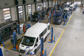 Vehicle construction workshop with line production for large vehicles with WAV conversion