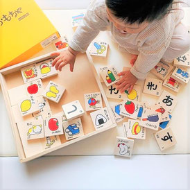 もじ積み木は贈り物にぴったり。手作り木箱セットです。積み木を片付けできる知育玩具！ギフト包装と熨斗対応も可能で、出産祝や誕生日祝いにおすすめ。積み木や木製玩具は知育に役立ち、赤ちゃんから1歳半まで楽しめます。英語やひらがなの学習にも最適です。手作りの創造的な遊びで空間認識能力を発達させましょう。NOKUBIの積み木はモンテッソーリ教育に基づいており、女の子も男の子も喜ぶおもちゃです。発達や指先の動きを育み、認知症予防にも効果的です。親子の絆を深めるプレゼントとして、誕生日にぜひお選びください。