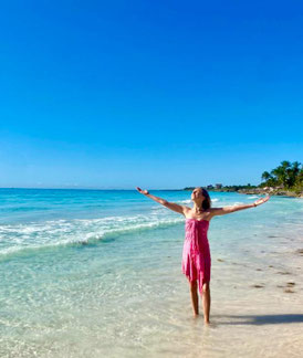 Foto von Melina am Strand im Sonnenuntergang
