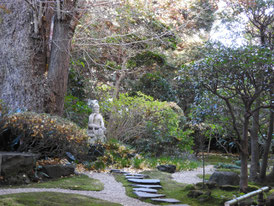 境内の古山水庭園