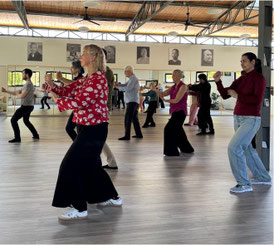 Eine Tai Chi-Gruppe übt die Taiji-Form