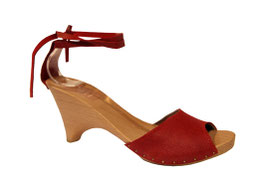 Modèle de sabot d'été pour femme, délicate sandale cuir sur un semelle bois au ravissant talon. le cuir est rouge craquelé, simple mais original, la bride avant est très décolletée mais tient très bien au pied grâce à la petite bride de la cheville   