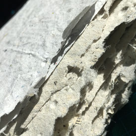 papier recyclé, à inclusions végétales, avec empreintes, avec inclusions de fils, mots - poésie du papier - reliure d'art et restauration de livres anciens - art du papier et papeterie créative - atelier idéephémère 64260 Bielle
