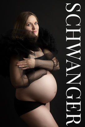 schwangere Frau in schwarzem Outfit