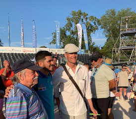 Hanns und Bernd nehmen M. Bonetto, in die Mitte, der gemeinsam mit D. Riviera und M. Baudino im Finale den Sieg holte.