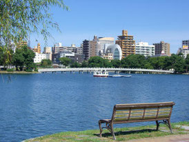 大濠公園では、ボートにも乗れます。ミスタードーナツやスターバックスがあり、散歩がてらにお茶をどうぞ。