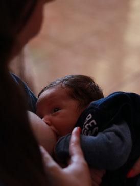 Accoucher autrement c'est un accouchement naturel sans épisiotomie ni péridurale. Une préparation à l'accouchement auprès d'une sage-femme ou de Quantik mama amène la physiologie du vortex de la naissance. L'allaitement long est la vie du mammifère.