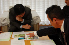 難波さんの桃作りについて熱心に耳を傾ける伊原木知事