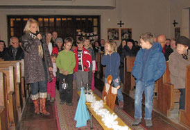 Am zweiten Adventsonntag wollen die Kinder Platz schaffen für die guten und wichtigen Dinge. Die Steine symbolisiern die kleinen und großen Hindernisse.