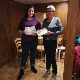 Unsere beiden ausgezeichneten Mitglieder für die fleissigsten Probebesuche; Milena Freitag (1 Absenz) und Margret Elmer (2 Absenzen).