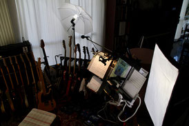 Musikschule_Klavierstudio_PatrickDieter_Videostudio_Onlineunterricht_Fotolampen und Schirme, Flügel, E-Gitarre, E-Bass, Beleuchtung