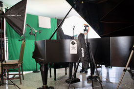 Musikschule_Klavierstudio_PatrickDieter_Videostudio_Onlineunterricht_Fotolampen und Schirme, Flügel, E-Gitarre, E-Bass, Beleuchtung