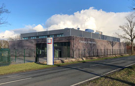Gebäude der AMF-Bruns Forschungs- und Entwicklungsgesellschaft in Apen von außen.
