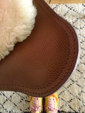 Stoere grove stiksels, dik leer en kleur Dark Tan voor de Butterfly chair