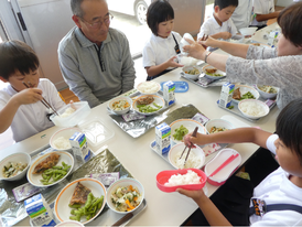 手伝ってもらいながらお弁当を詰めています