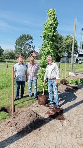 Amtierende Majestäten des Schützenverein Dutum von links: Wolfgang Schneege (Kaiser), Helmut Strotmann (König 2024), Rainer Nienkemper (König 2025)