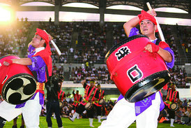 演舞する北谷町栄口区青年会=17日、コザ運動公園陸上競技場