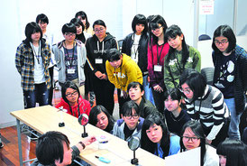 夢中で実験を見つめる参加者=24日、OISTシーサイドハウス