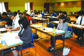 沖縄労働局が開いた法改正の説明会=16日午後、市民会館中ホール