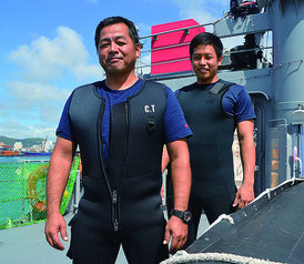 海上自衛隊の水中処分隊で活躍する當間さん(左)と名嘉さん=19日、石垣港J岸壁、水中処分母船6号船上