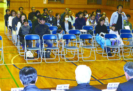 地域住民との意見交換会が開かれた=25日夜、名蔵小中学校体育館
