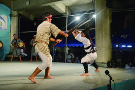交流会で披露された青年会による棒踊り=6日夜、久部良漁港