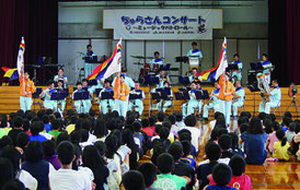 演奏をする警察音楽隊=22日午前