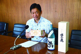 石垣市の婚姻届ツアーが優秀施策1位に選ばれ、会見を開く中山市長=21日午前、市役所
