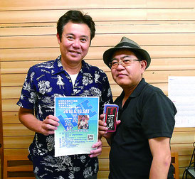 (左から)ミヤギマモルさんと絶対的石垣島の仲宗根政司代表理事=5日午後、八重山日報社