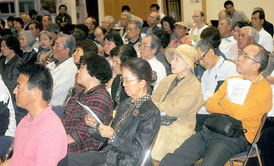 文科省の是正要求に抗議する緊急住民集会が開かれた=26日夜、市健康福祉センター