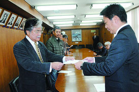 上原共同代表から抗議文を受け取る中山市長=28日午前、市役所