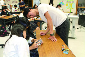 田代氏が生徒に撮影のコツを伝授した=22日、八重山商工高校