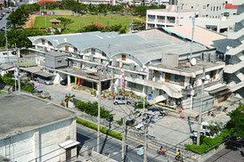 老朽化が進む竹富町役場(資料写真)