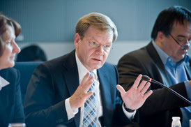 Dr. Johann Wadephul im Ausschuss für Arbeit & Soziales ((c) Deutscher Bundestag/Simone M. Neumann)