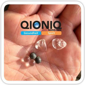 QIONIQ-Kristall mit Kinesio-Tape direkt auf die Haut kleben